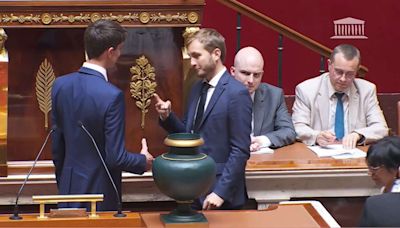 Assemblée nationale : l’astuce (de cour d’école) de François Piquemal pour ne pas serrer la main de son collègue RN