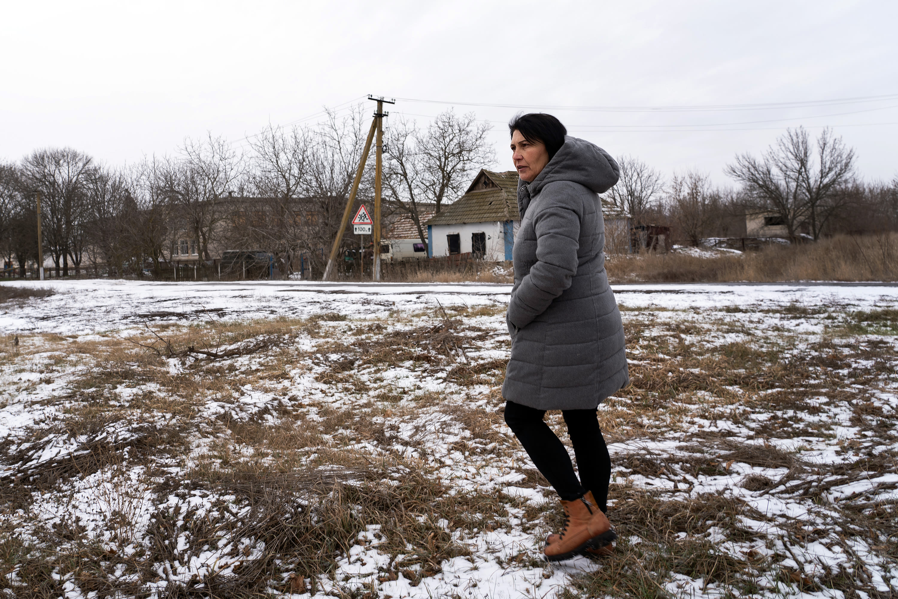 Only a few hundred remain in Ukrainian border town as fierce battles rage