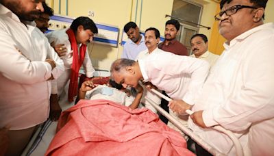 Harish meets fasting Motilal Naik at Gandhi Hospital, urges him to end protest