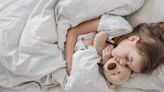 Es posible que las cobijas pesadas no ayuden a dormir a los niños con problemas