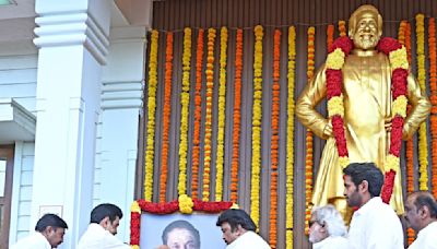 Stalin pays floral tribute on Sivaji Ganesan's 97th birth anniversary - News Today | First with the news