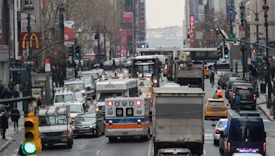 Trabajadores de NYC aplauden suspensión de tarifas por congestión: "rezábamos que no pasara"