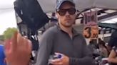 VIDEO: Harry Styles es captado en un tianguis de segunda mano en Roma