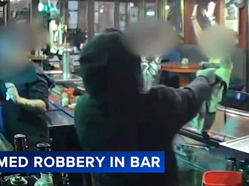 Armed thieves rob Irish Nobleman Pub and its patrons in West Town in less than 1 minute: VIDEO