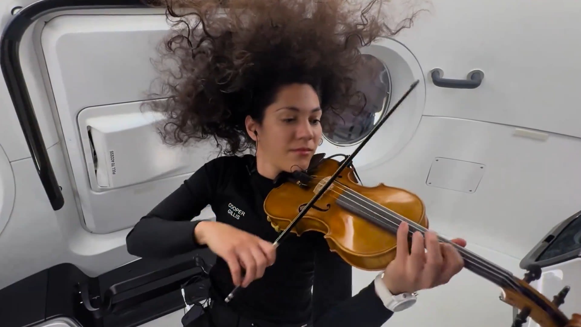 Polaris Dawn astronaut plays 'Star Wars' song in music video beamed from space (video)