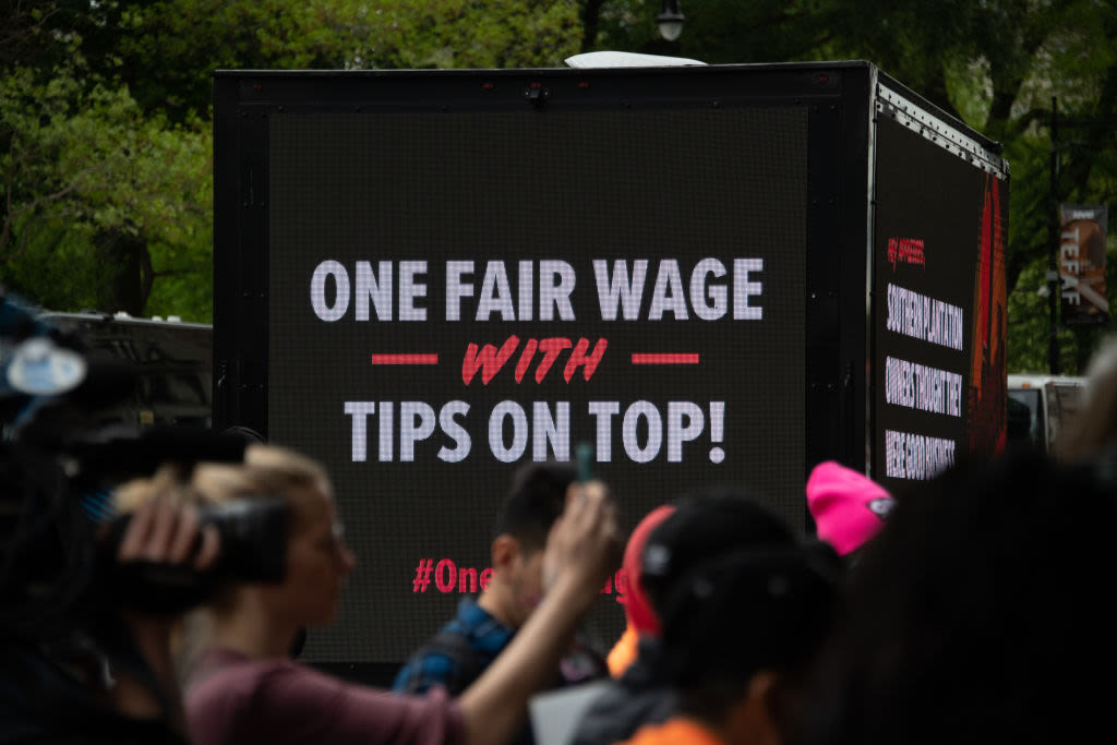 Ohio servers and bartenders oppose potential ballot measure to raise minimum wage, survey says