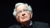 “No deberíamos buscar héroes, deberíamos buscar ideas”: Noam Chomsky en sus mejores frases - La Tercera