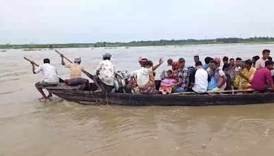 Newly Married Bihar Couple Crosses River In Small Boat After Hours Of Wait