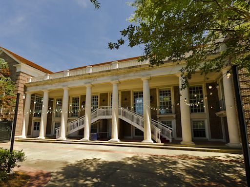 Ole Miss students sing "Star-Spangled Banner" at pro-Palestinian protest