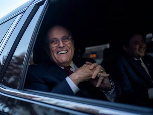 Rudy Giuliani y Mark Meadows, entre los 18 imputados por orquestar un fraude electoral en Arizona