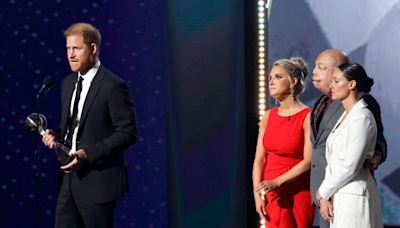 Prince Harry Accepts Pat Tillman Award For Service At ESPYs, Acknowledges Mary Tillman In Audience – Watch