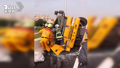 台74接國一「通車前出事」 橋檢車側翻2傷