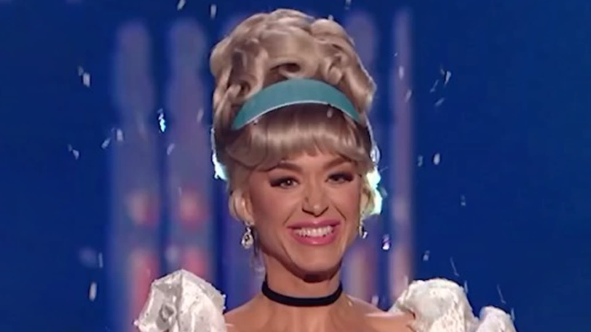 Katy Perry returns to blonde hair as she transforms into Cinderella on Idol