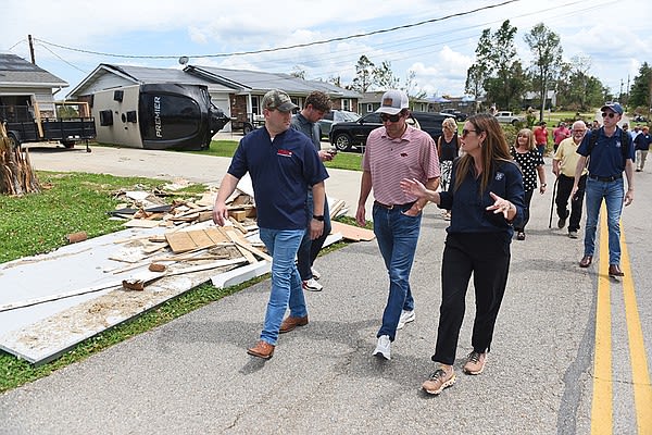 Governor tours storm-damaged north Arkansas communities Sunday | Arkansas Democrat Gazette