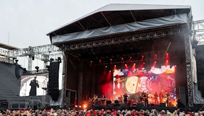 Madness pause Edinburgh Castle gig to present incredible onstage marriage proposal