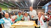 「健康長壽盃」麻將大賽 王令麟、吳宗憲陪百歲人瑞摸兩圈