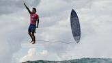 La foto viral del surfista brasileño Gabriel Medina tras un (casi) 10 perfecto en los Juegos Olímpicos de París 2024