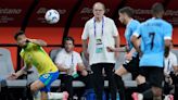 El gran gesto del DT Marcelo Bielsa con una figura de Brasil tras la clasificación de Uruguay en la Copa América