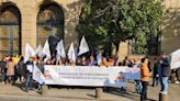 Asociación Nacional de Funcionarios de la Súper de Educación protesta frente a la Dipres y mantiene paro - La Tercera
