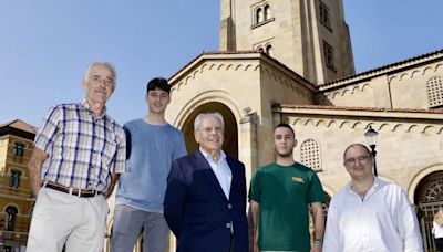 Una bendición de San Pedro en Gijón con aniversario para su párraco