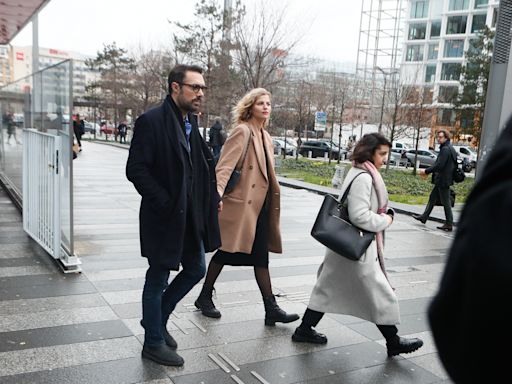 Procès de Nicolas Bedos : Pauline Desmonts le soutient, arrivée main dans la main avec sa compagne