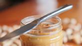 Darles mantequilla de maní a los bebés puede prevenir el desarrollo de alergias, según un estudio
