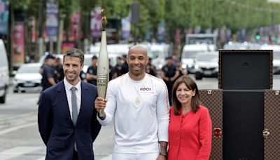 JO-2024: la flamme traverse Paris, en passant par le sommet de la tour Eiffel