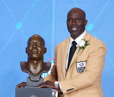 Terrell Davis says he was unjustly removed from flight