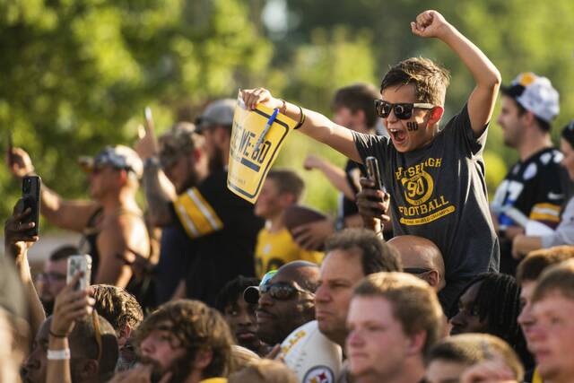 Fans get pumped to meet their favorite players at Latrobe Friday Night Lights practice