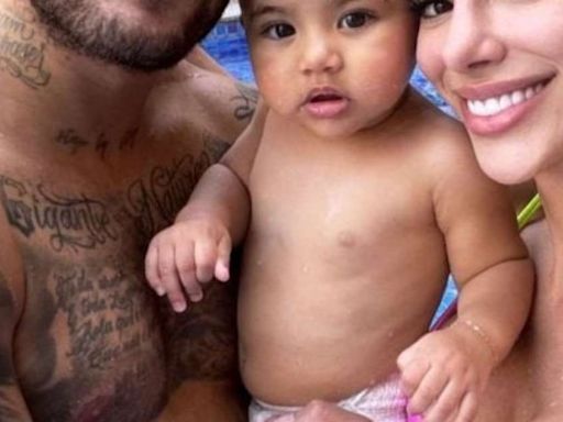 Momento família! Neymar curte dia na piscina com Bruna Biancardi e Mavie