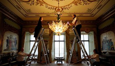 Room behind famous Buckingham Palace balcony to open to the public