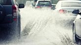 En medio de las lluvias, vehículos “lavaron” a un periodista que estaba en vivo desde el estadio El Campín