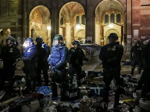 Los estudiantes de la UCLA afirman que la universidad no los protegió de la policía tras su irrupción en el centro