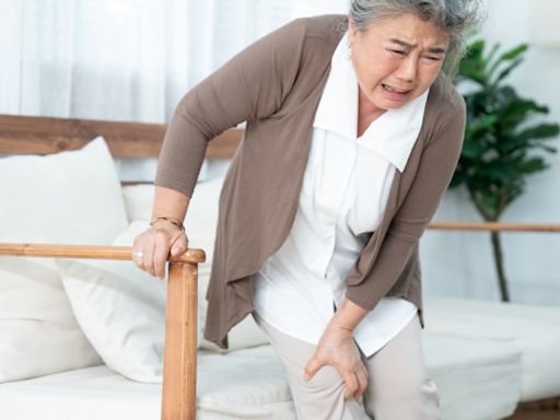 下樓梯的「膝蓋承受體重」竟是走路的11倍！醫師圖解9種「膝關節壓力倍數表」：這些運動要避免 | 蕃新聞