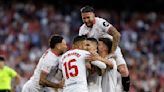 El Sevilla le da la puntilla al Granada en su fiesta por la permanencia