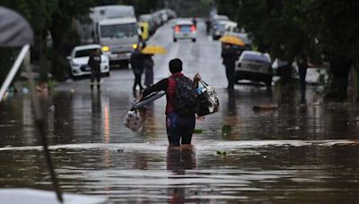 Chuvas no RS: moradores de Lajeado correm contra o tempo para salvar pertences e animais