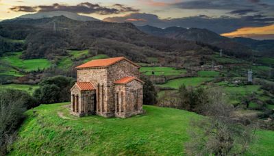 La iglesia del siglo IX que es una joya del prerrománico asturiano: está declarada Patrimonio de la Humanidad