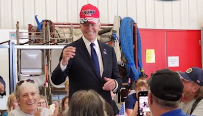 Joe Biden se puso brevemente una gorra de Trump en gesto de unidad