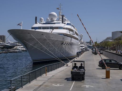 Jobs’s Boat and Mexican Billionaire’s Yacht Get Into Fender Bender