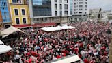 EN IMÁGENES: La afición del Sporting se echa a la calle para apoyar al equipo antes del partido ante el Eibar