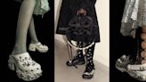 Simone Rocha x Crocs 超夢幻聯名洞洞鞋登場！水鑽、珍珠、花朵打造華麗夢幻少女風，台灣就買得到！ | 柯夢波丹