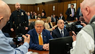 Trump se mantiene tranquilo y en silencio en el Tribunal para evitar otra multa por desacato - La Opinión