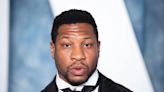 Jonathan Majors denuncia por violencia doméstica a su exnovia, quien lo acusó de agresión física