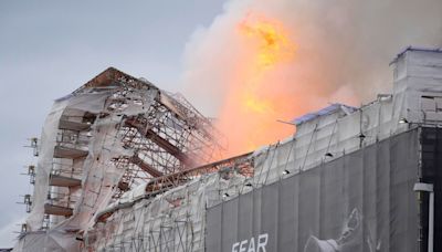 Incendio en la antigua Bolsa de Copenhague: el fuego derrumba la aguja de la torre