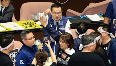 不滿《再生醫療法》遭阻 邱議瑩出手打落羅智強直播爆衝突