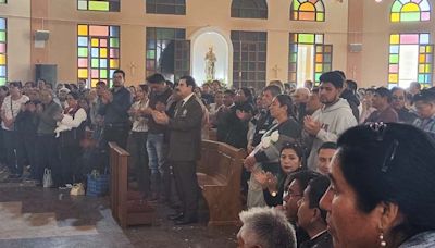 Cientos de devotos acuden a la misa del Señor de Santa Vera Cruz Tatala