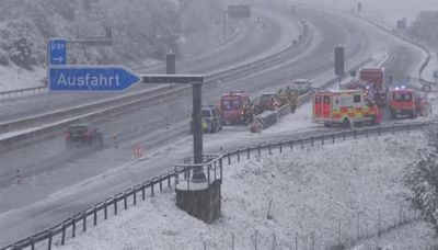 Freddo e gelo in Germania: Monaco sotto la neve, caos sulle autostrade della Baviera - VIDEO