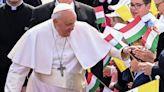 En Hungría, país limítrofe con Ucrania, el papa Francisco denunció el “infantilismo bélico”
