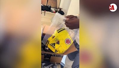 ¡De crack a crack! Jimmy Butler presume de una camiseta de Colombia firmada por James Rodríguez - MarcaTV