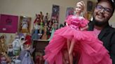 Un médico mexicano presume de una colección de más de 200 muñecas de Barbie